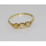 15ct yellow gold ring with faux pearls weight: 1.9 grams, size: R/8