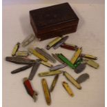 Quantity of vintage pen knives 29 in total, together in a carved timber box