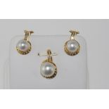 18ct yellow gold South Sea pearl & diamond set comprising of a pendant and earrings, pendant pearl