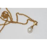 9ct gold chain with 9ct gold & pearl pendant weight: approx 2.75 grams