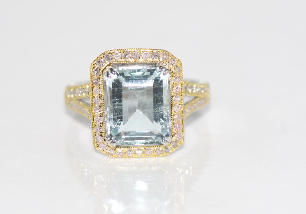 18ct two tone gold, aquamarine & diamond ring 62 diamonds TDW=0.47ct, aquamarine= 4.24ct, weight: