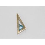 9ct yellow gold triangular blue topaz pendant weight: approx 2.54 grams, size: approx 3cm longest