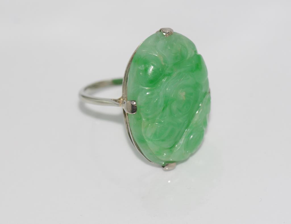 18ct white gold and carved green stone ring (tests suggest jade), weight: approx 6.37 grams, size: