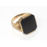 9ct gold and onyx ring weight: approx 3.15 grams, size: I-J/4