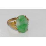 Vintage 9ct yellow gold green & white jade ring weight: approx 3.95 grams, size: O-P/7