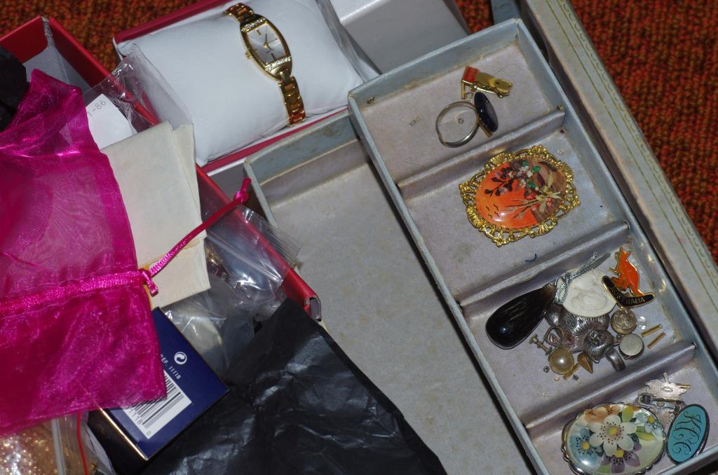 Box of costume jewellery including necklaces, clip on earrings etc - Image 3 of 4