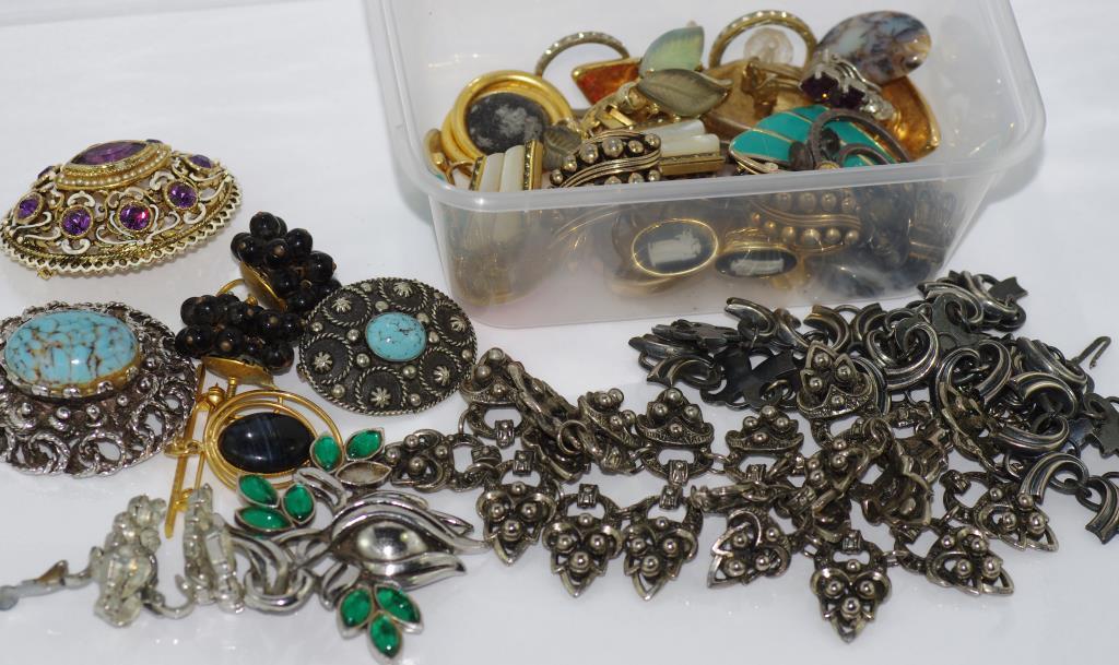 Vintage costume earrings and brooches including Trifari, Barcs and Arcansas, necklaces and rings