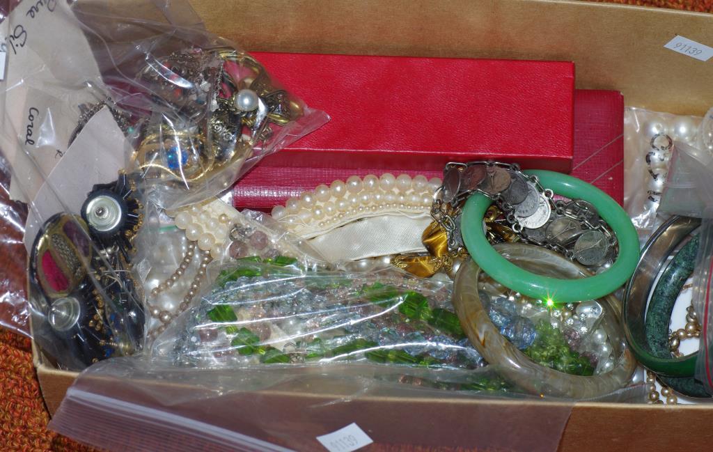 Box of costume necklaces, bracelets & earrings - Image 2 of 3