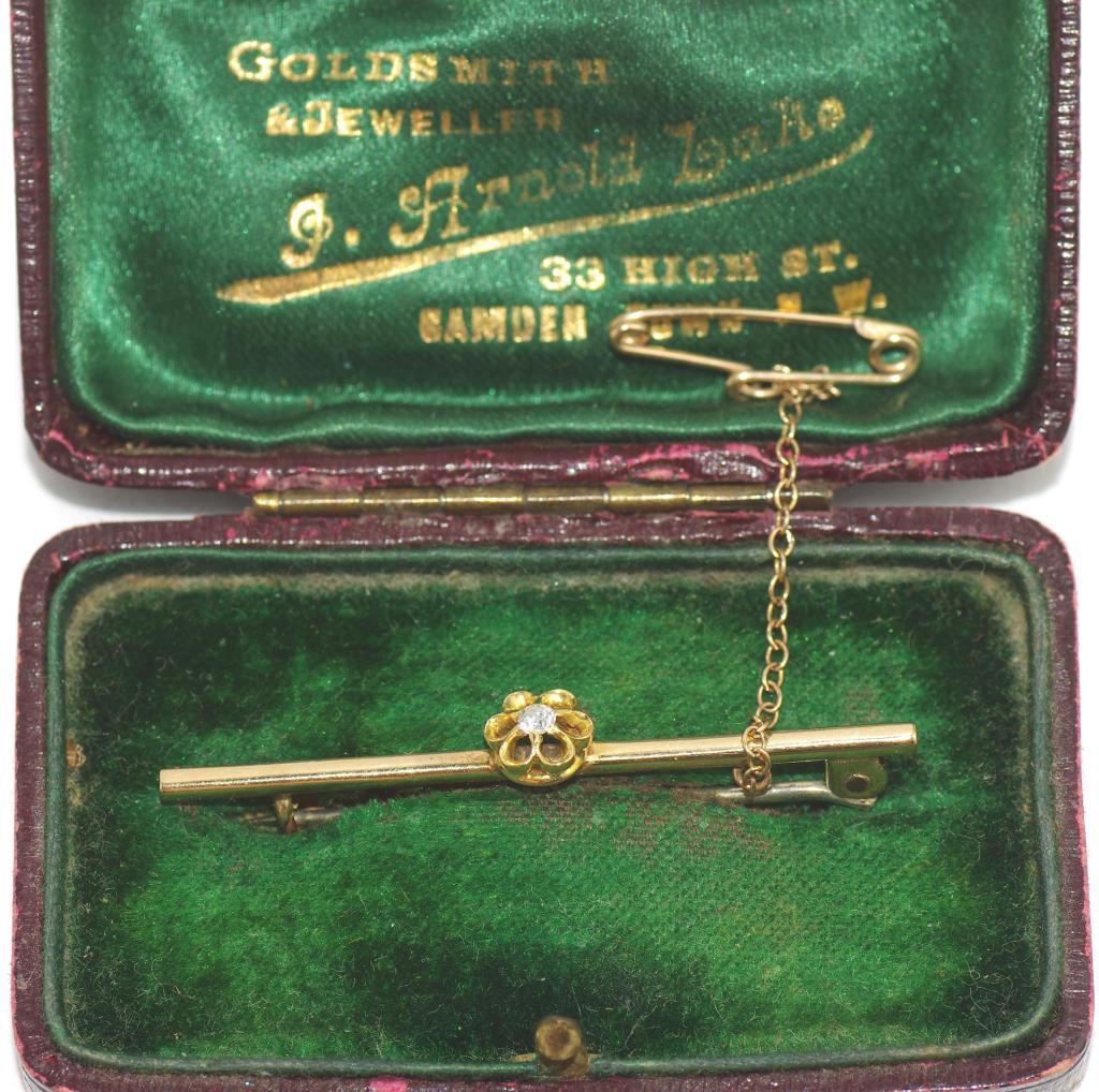 Boxed 15ct gold and diamond brooch weight: approx 2.6 grams