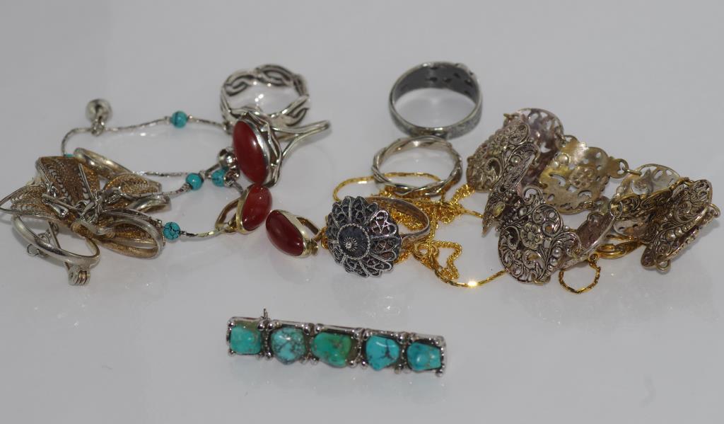 Bracelet, rings and brooches including silver and Aust. designer Christine Lynch brooch
