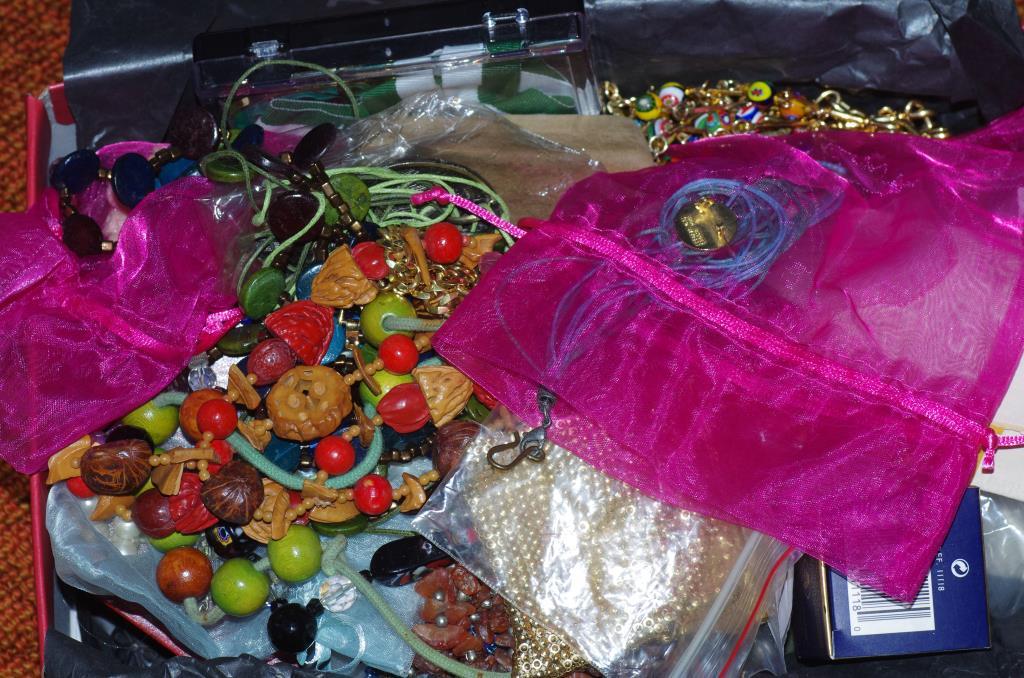 Box of costume jewellery including necklaces, clip on earrings etc - Image 2 of 4