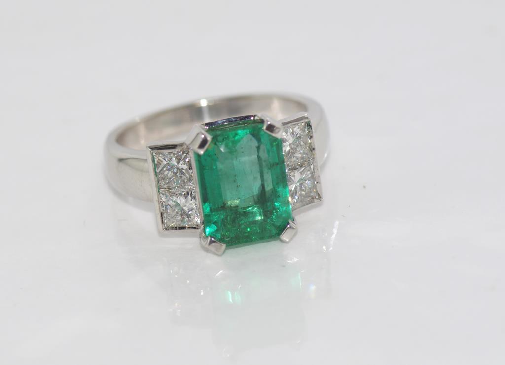 18ct white gold natural emerald & diamond ring emerald 3.69cts, 4 diamonds TDW=1.26ct, weight: