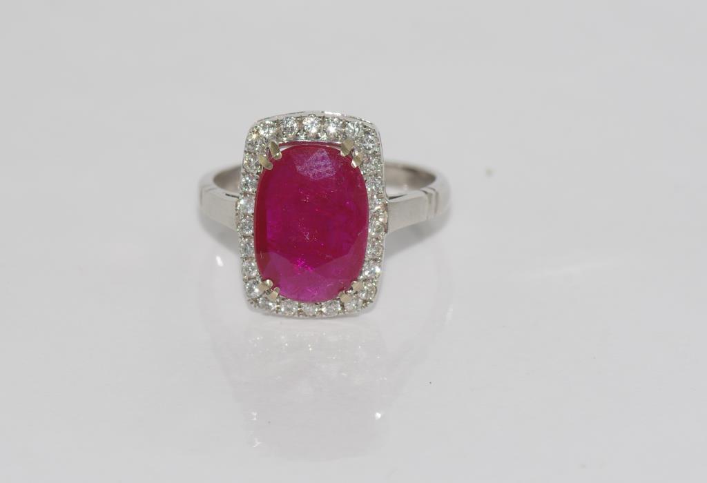 18ct white gold, 3.11ct natural ruby &diamond ring includes 26 round brilliant cut V set diamonds - Image 2 of 2