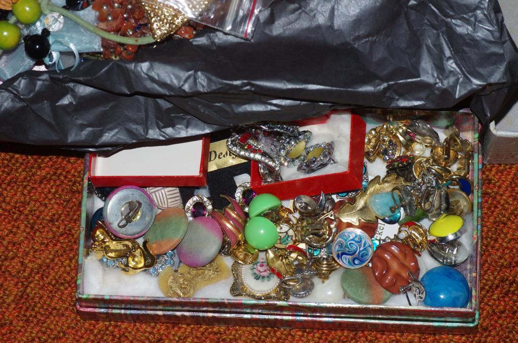 Box of costume jewellery including necklaces, clip on earrings etc - Image 4 of 4