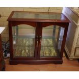 Small mirror back display cabinet with glass top, 85cm wide, 78cm high