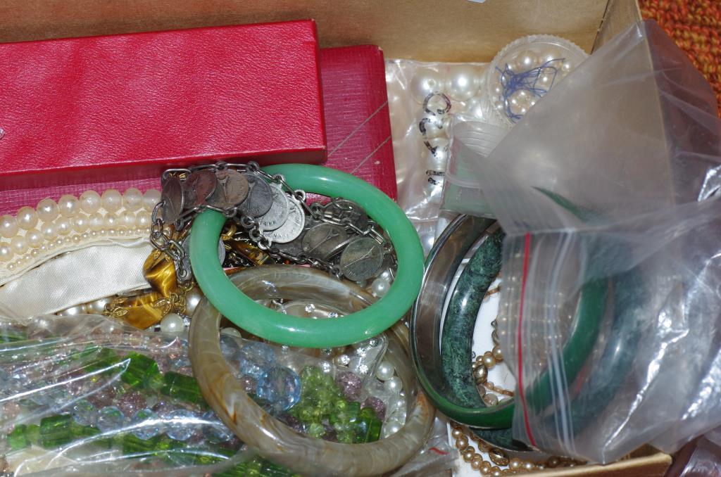 Box of costume necklaces, bracelets & earrings - Image 3 of 3