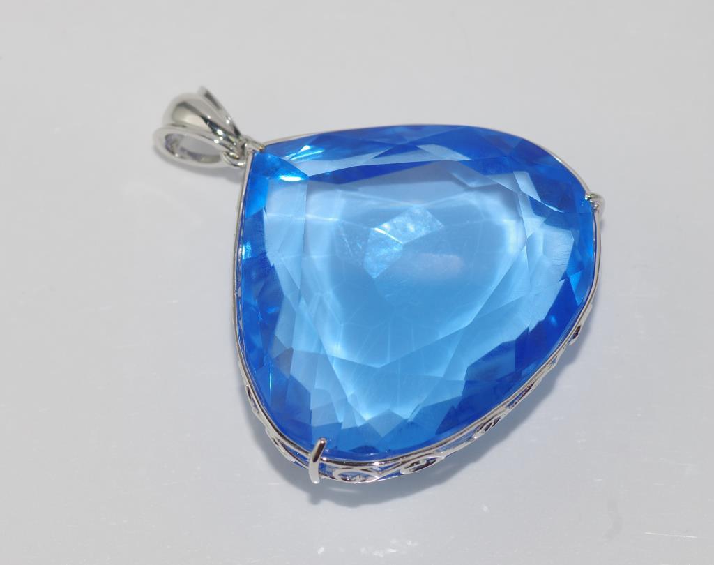 Large 14ct white gold and blue topaz pendant total weight: approx 40.5 grams, size: approx 5 cm