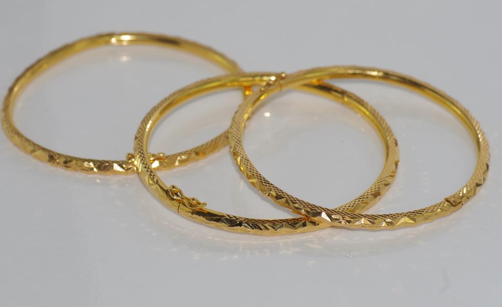 Three 22ct yellow gold hinged bracelets of small diameter, weight: approx 27.37 grams