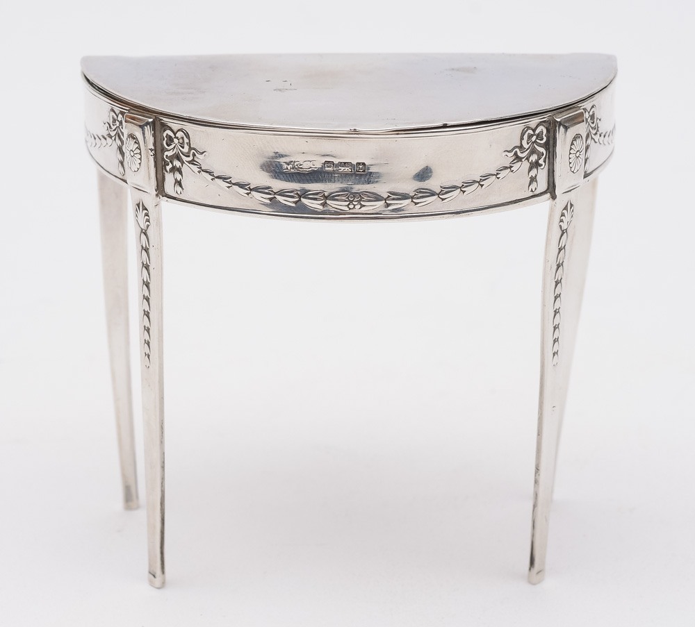 A George V silver novelty ring casket, maker Maple & Co, Sheffield,