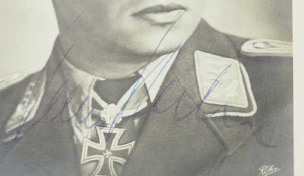 3.3.) Autographen Hahn, Hans "Assi".1914-1982. Major und Träger des Eichenlaubs zum Ritterkreuz - Image 2 of 3