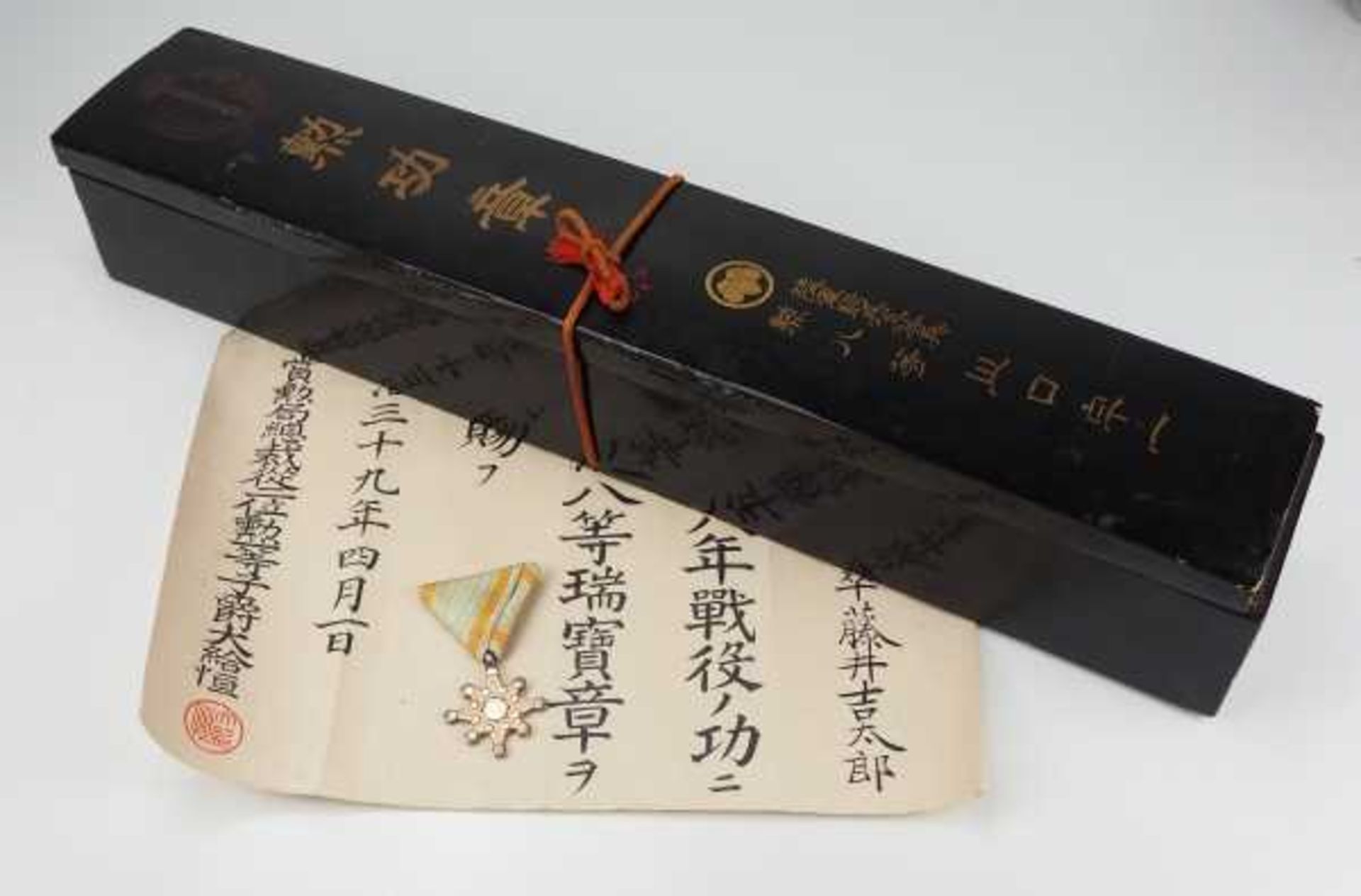2.2.) Welt Japan: Orden des heiligen Schatzes, 8. Klasse, mit Urkunde.Silber, am konfektionierten