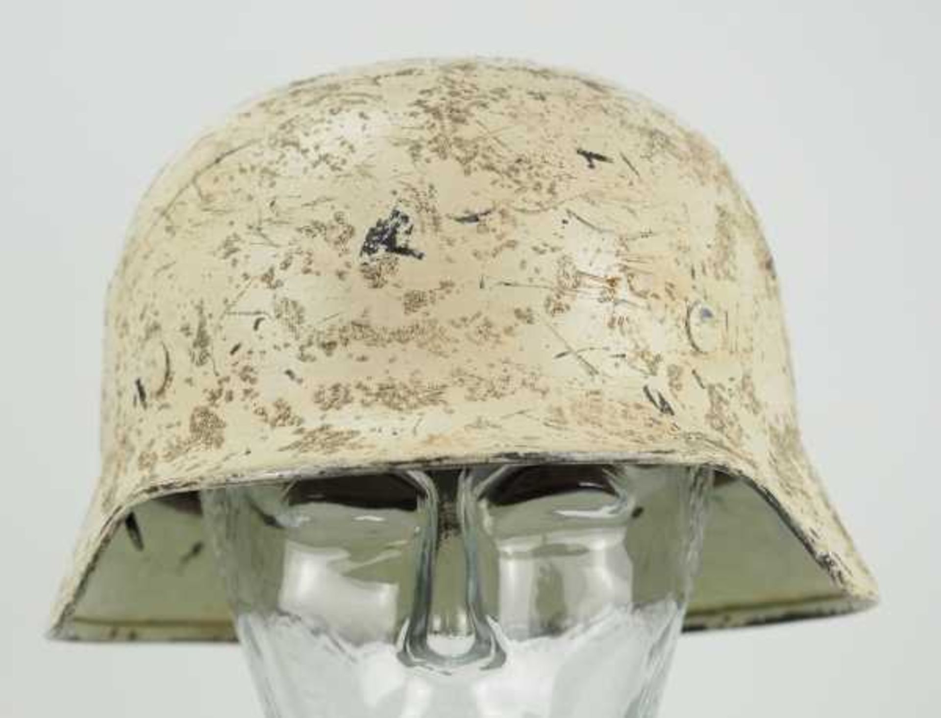 4.1.) Uniformen / Kopfbedeckungen Stahlhelm M40 - Wintertarnung.Weiß lackierte Glock, im Nacken - Bild 2 aus 4