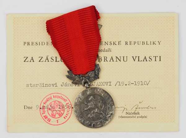 2.1.) Europa Tschechoslowakei: Verdienstmedaille des Verteidigungsministeriums, mit Urkunde.
