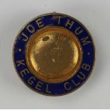 2.2.) Welt USA: Mitgliedsabzeichen "JOE THUM KEGLER CLUB".Bronze vergoldet und emailliert, an