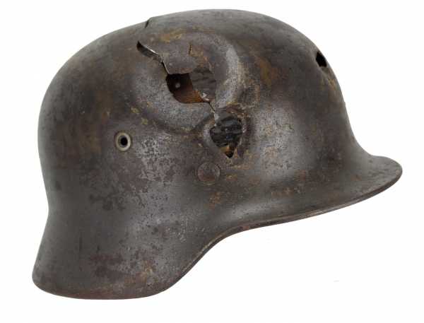 4.1.) Uniformen / Kopfbedeckungen Luftwaffe: Stahlhelm M40 - Kampfschaden.Stahlglocke mit Resten der