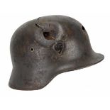 4.1.) Uniformen / Kopfbedeckungen Luftwaffe: Stahlhelm M40 - Kampfschaden.Stahlglocke mit Resten der