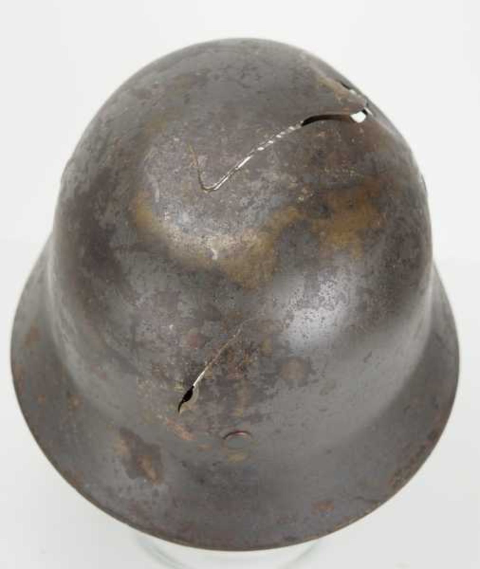 4.1.) Uniformen / Kopfbedeckungen Luftwaffe: Stahlhelm M40 - Kampfschaden.Stahlglocke mit Resten der - Bild 4 aus 9