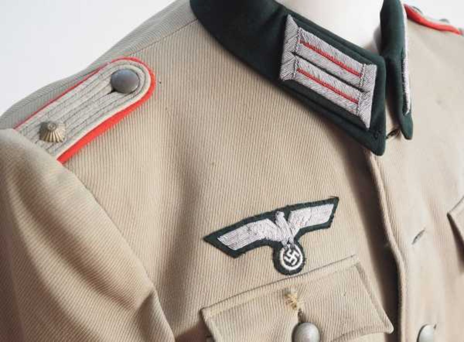 4.1.) Uniformen / Kopfbedeckungen Wehrmacht: Felbluse eines Oberleutnant der Artillerie - Südfront. - Bild 2 aus 4