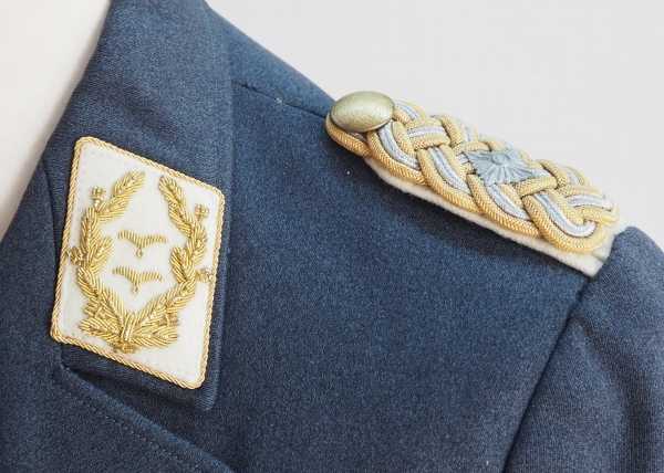 5.1.) Sammleranfertigungen Luftwaffe: Uniform eines Generalleutnant.1.) Jacke aus blauem Tuch, - Image 3 of 5