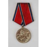 2.2.) Welt Sowjetunion: Feuerwehr-Verdienstmedaille.Neusilber, an Pentagonalspange.Zustand: II 2.2.)