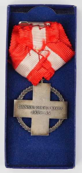 2.1.) Europa Dänemark: Rot-Kreuz Erinnerungsmedaille für Kriegshilfe 1939-45, im Etui.Versilbert, - Image 2 of 2