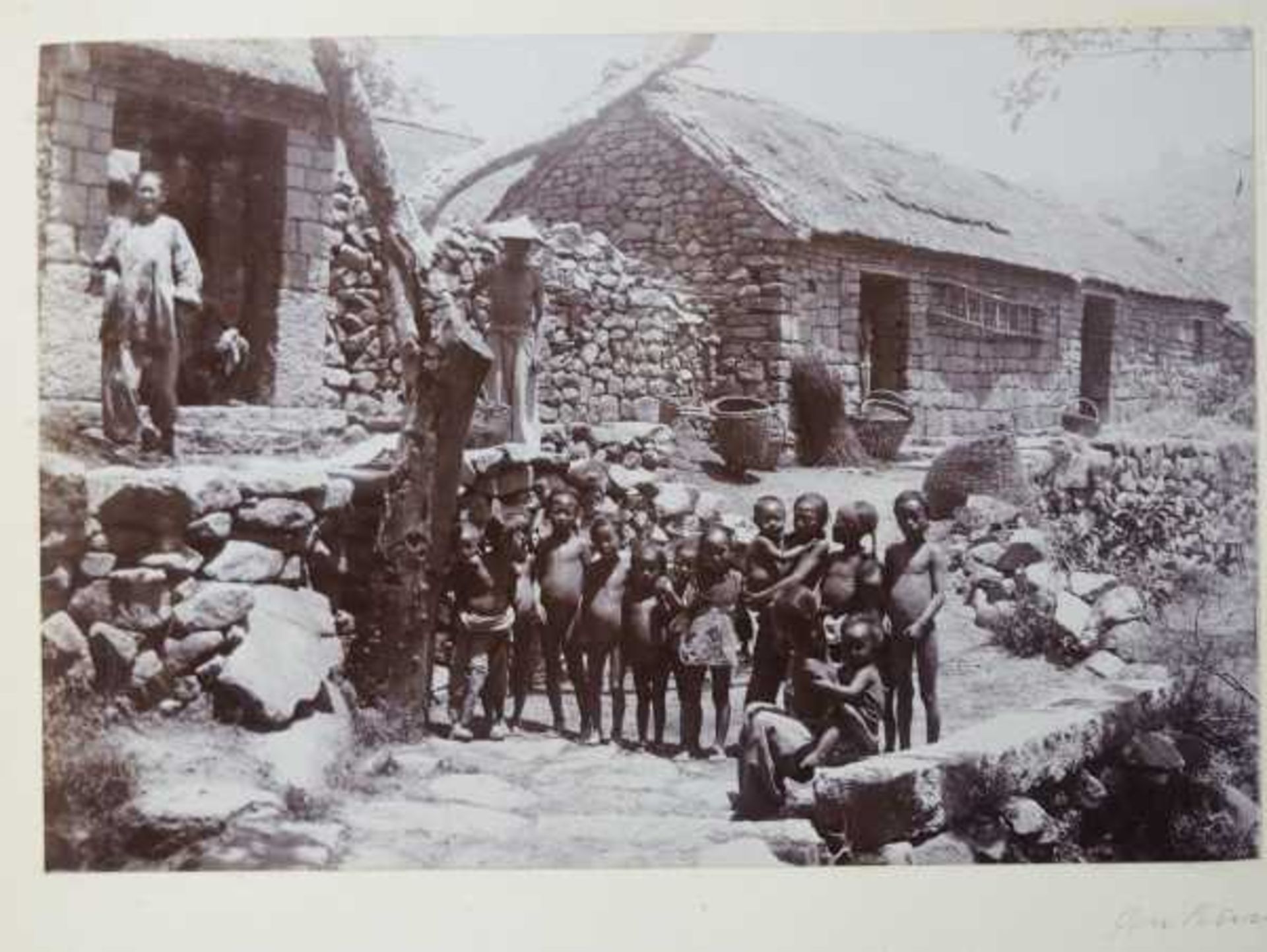 3.2.) Fotos / Postkarten China: Fotoalbum 1911/12.Japanischer Lackeinband, Bindung beschädigt, 155 - Bild 7 aus 10