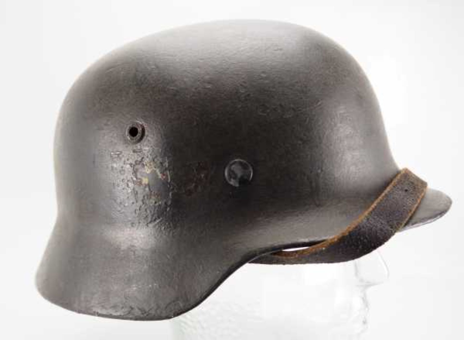 4.1.) Uniformen / Kopfbedeckungen Wehrmacht: Stahlhelm M40.Überlackiert, beide Elemente rudimentär - Bild 2 aus 4