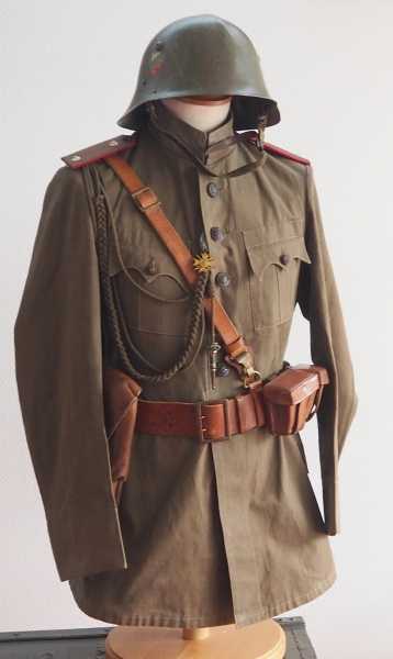 4.1.) Uniformen / Kopfbedeckungen Bulgarien: Uniform eines Leutnant der Infanterie mit Ausrüstung.