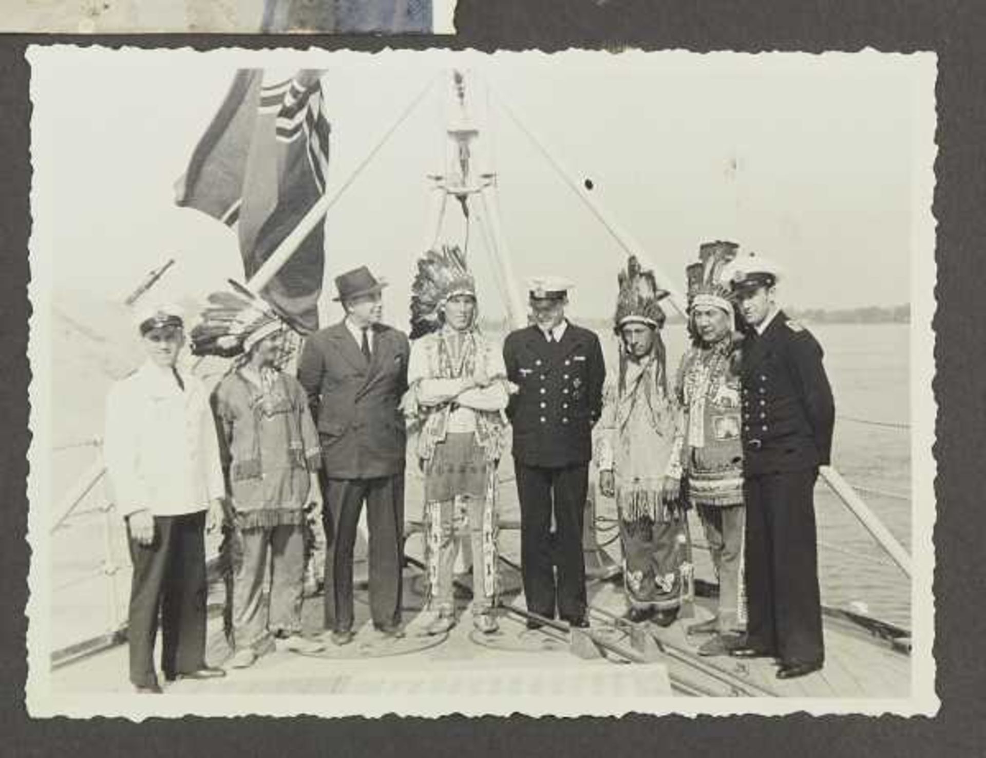 3.2.) Fotos / Postkarten Kriegsmarine Fotonachlass Kreuzer Emden.163 Fotos, auf Kartonageseiten - Bild 2 aus 9