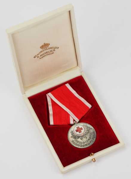 2.1.) Europa Dänemark: Rot-Kreuz Medaille, im Etui.Silber, teilweise emailliert, am konfektionierten