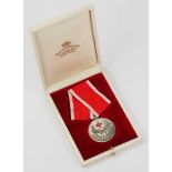 2.1.) Europa Dänemark: Rot-Kreuz Medaille, im Etui.Silber, teilweise emailliert, am konfektionierten