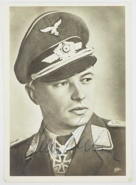 3.3.) Autographen Hahn, Hans "Assi".1914-1982. Major und Träger des Eichenlaubs zum Ritterkreuz