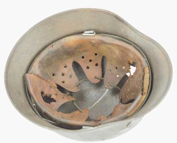 4.1.) Uniformen / Kopfbedeckungen Luftwaffe: Stahlhelm M40 - Kampfschaden.Stahlglocke mit Resten der - Image 6 of 9