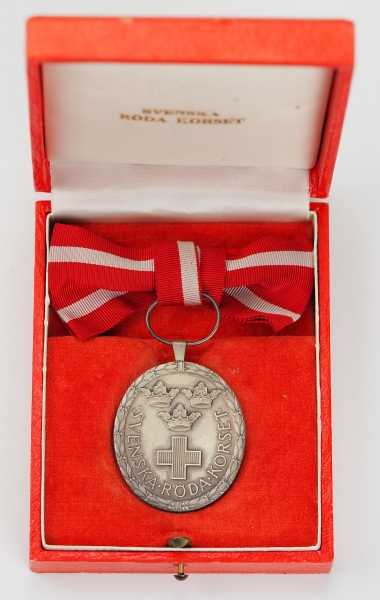 2.1.) Europa Schweden: Rot-Kreuz Verdienstmedaille, in Silber, im Etui.Silber, mehrfach im Rand - Image 2 of 3