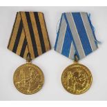 2.2.) Welt Sowjetunion: Zwei Medaillen.Je an Pentagonalspange.Zustand: II 2.2.) World Sovjet