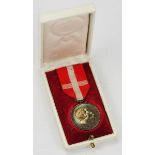 2.1.) Europa Dänemark: Verdienst Medaille, Christian X. (1912-1947), in Silber, im Etui.Silber, am