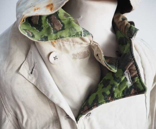 4.1.) Uniformen / Kopfbedeckungen Waffen-SS: Winter-Wende-Tarn-Jacke.Weiß / Erbstarn, mit großer - Image 6 of 7