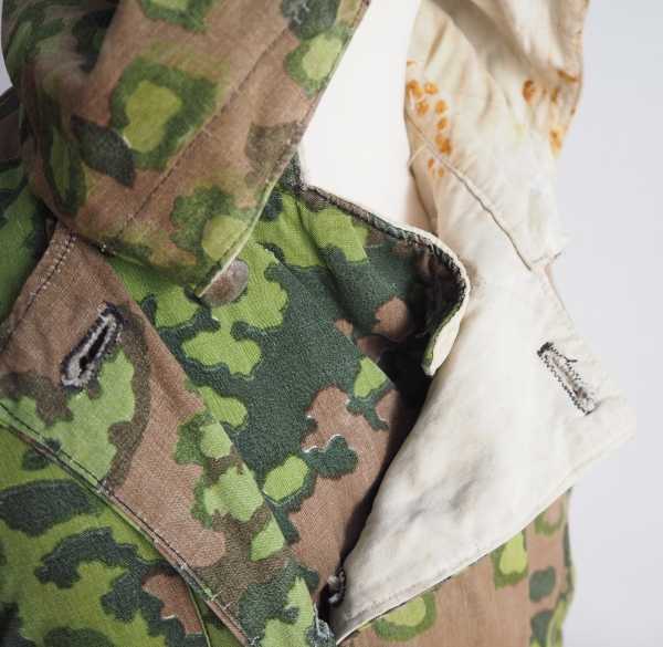 4.1.) Uniformen / Kopfbedeckungen Waffen-SS: Winter-Wende-Tarn-Jacke.Weiß / Erbstarn, mit großer - Image 3 of 7