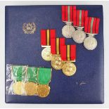 2.2.) Welt Afghanistan: Großkreuz Etui und neun Medaillen.Blaues Etui, goldene Deckelprägung,
