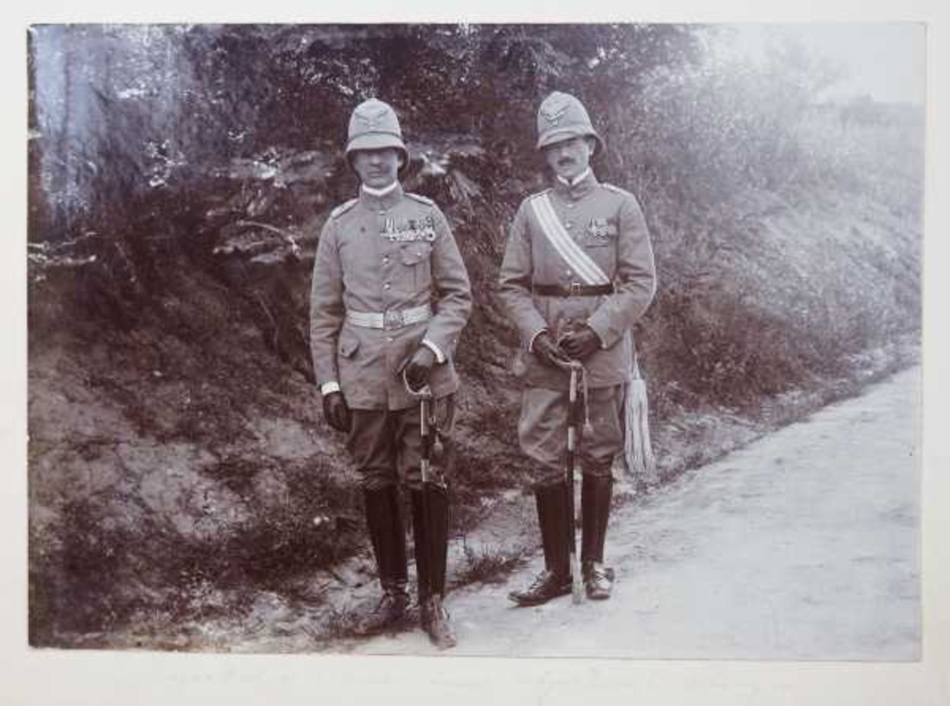 3.2.) Fotos / Postkarten China: Fotoalbum 1911/12.Japanischer Lackeinband, Bindung beschädigt, 155 - Bild 6 aus 10